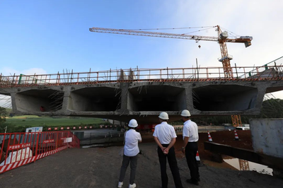 罗鹿高速公路湘桂铁路立交桥成功转体，精准施工展现专业实力